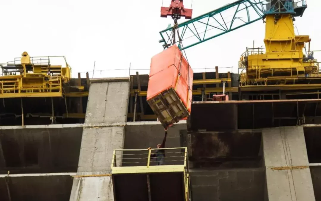 Segurança do Trabalho: Práticas Essenciais para Içamento de Equipamentos em Canteiros de Obras